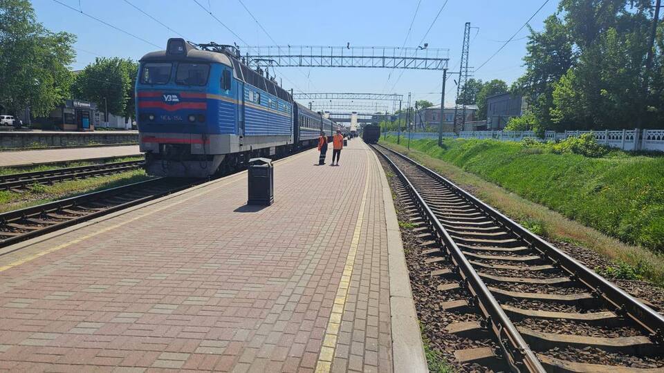 РФ атакувала поїзди в Україні. Загинув машиніст, є поранені