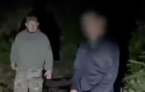 Хотів утекти до Румунії, але натрапив на ведмедицю. У Карпатах прикордонники зняли з дерева чоловіка. Відео