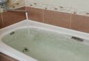 Ванна сяятиме, ніби щойно з магазину – простий метод позбутися плям і жовтизни за лічені хивлини