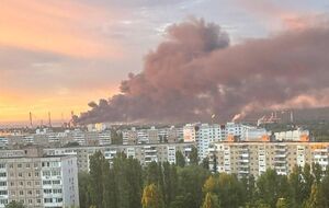 "Одне з найстаріших нафтопереробних підприємств Росії". Після атаки дронів горить Саратовський НПЗ