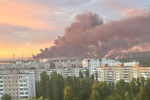 "Одне з найстаріших нафтопереробних підприємств Росії". Після атаки дронів горить Саратовський НПЗ