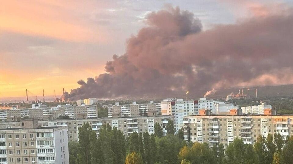 "Одне з найстаріших нафтопереробних підприємств Росії". Після атаки дронів горить Саратовський НПЗ