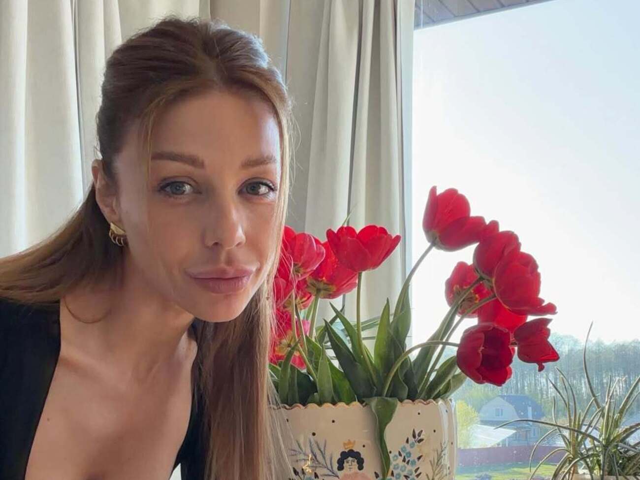 Тина Кароль показала, как проводит утро на кухне своего трехэтажного особняка. Фото