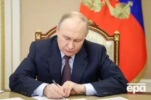 "Не хоче ні бачити, ні чути". Путін закинув внутрішню політику й зосередився на війні – FT