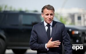 Макрон співав, а Пашинян сів за барабани. Як запалювали політики, коли пішли журналісти