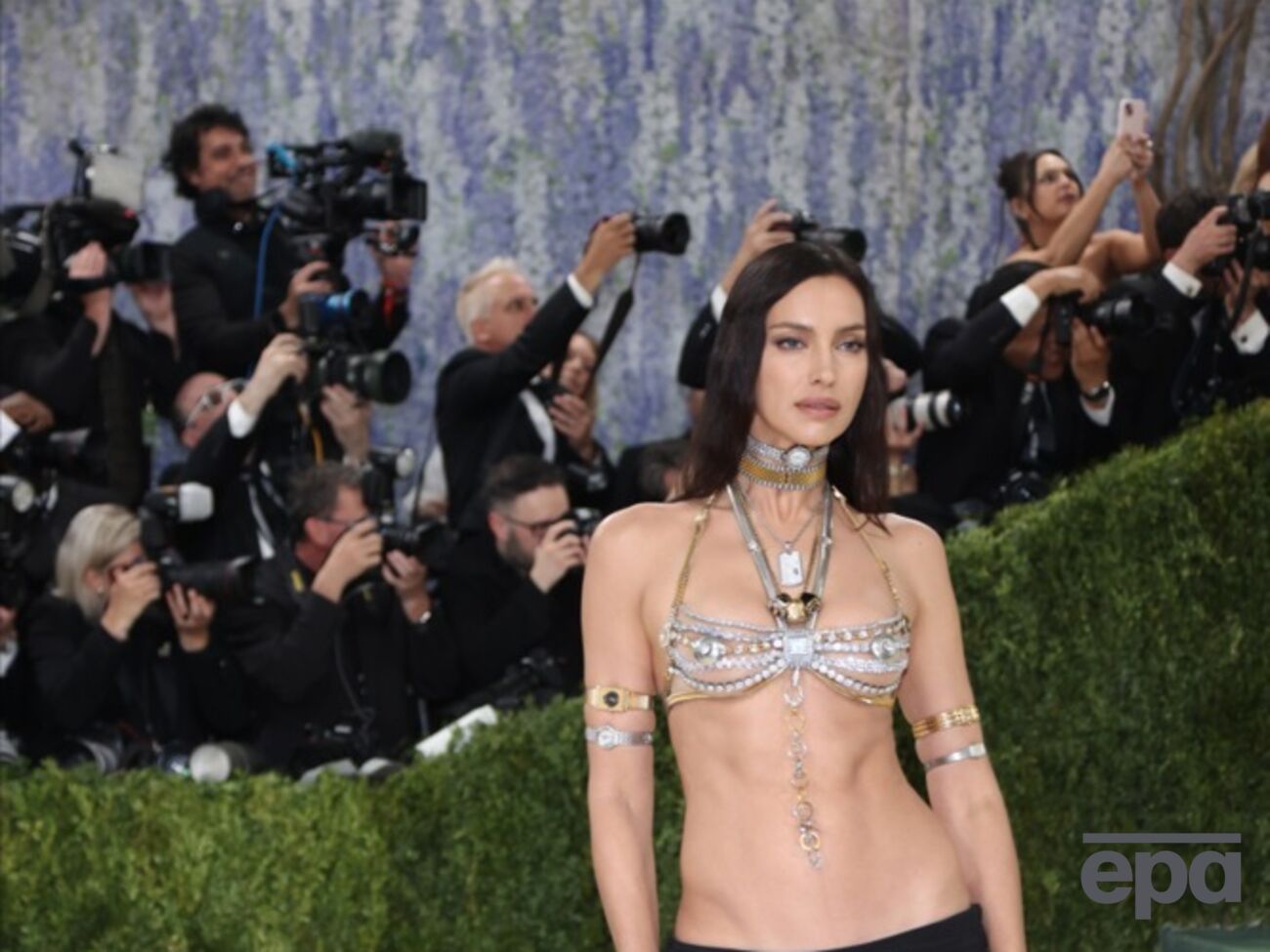 Россиянка оконфузилась на Met Gala – СМИ разнесли ее неуместный для такого мероприятия наряд