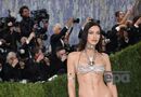 Россиянка оконфузилась на Met Gala – СМИ разнесли ее неуместный для такого мероприятия наряд