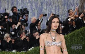 Россиянка оконфузилась на Met Gala – СМИ разнесли ее неуместный для такого мероприятия наряд