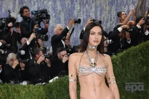 Россиянка оконфузилась на Met Gala – СМИ разнесли ее неуместный для такого мероприятия наряд