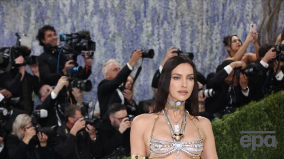 Росіянка зганьбилася на Met Gala – ЗМІ розкритикували її недоречне для такого заходу вбрання