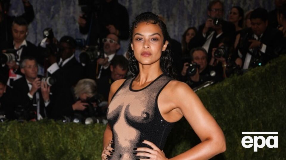 Драпировки и много обнаженного тела. Как звезды удивляли на Met Gala 2026. Фото