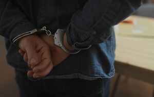 В столичном ТРЦ мужчина угрожал взрывчаткой в рюкзаке. Подозреваемого задержали