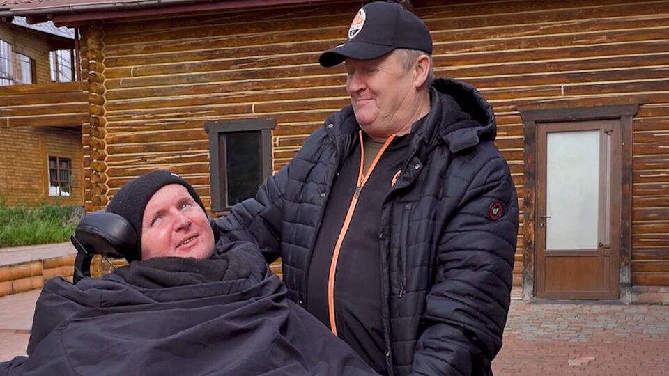 "Він уже бачить світло." Фонд Ріната Ахметова допомагає захиснику України Віталію Шумею відновити зір
