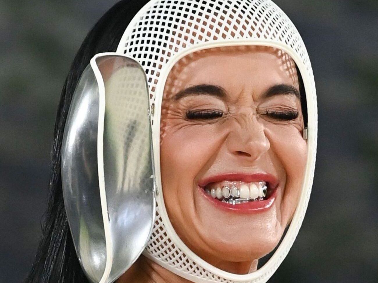 Обгоревший шлейф и шестой палец. Почему Кэти Перри появилась на Met Gala 2026 в фехтовальной маске