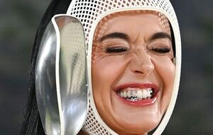 Обгоревший шлейф и шестой палец. Почему Кэти Перри появилась на Met Gala 2026 в фехтовальной маске