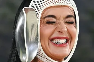 Обгоревший шлейф и шестой палец. Почему Кэти Перри появилась на Met Gala 2026 в фехтовальной маске
