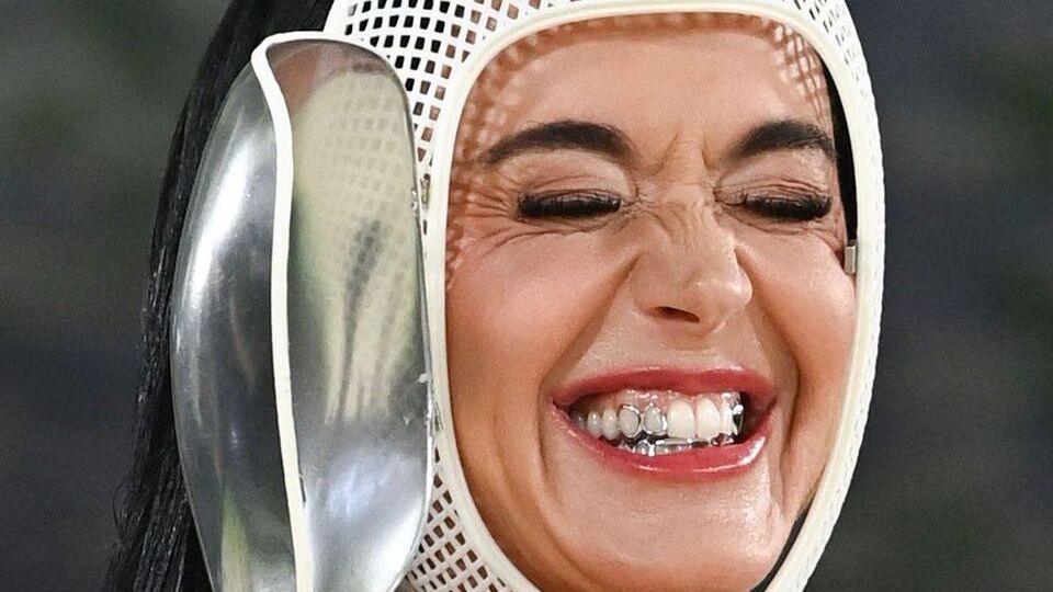 Обгоревший шлейф и шестой палец. Почему Кэти Перри появилась на Met Gala 2026 в фехтовальной маске