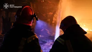 РФ ударила по рятувальниках під час гасіння пожежі в Полтавській області. Є загиблі й десятки постраждалих