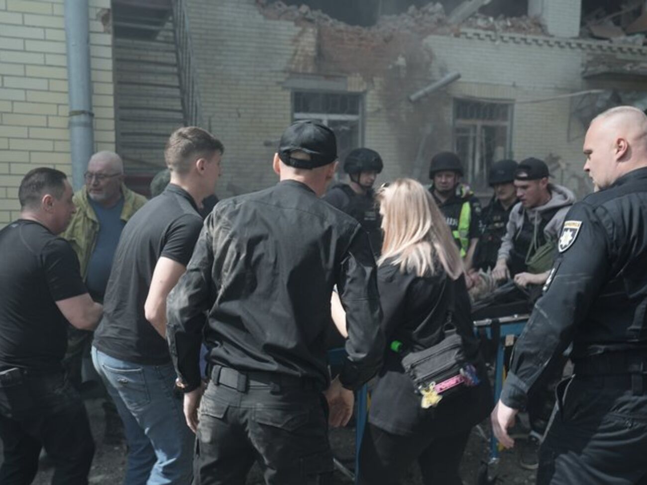 На місці удару РФ по дитсадку в Сумах виявили тіло, є поранені. Фото, відео