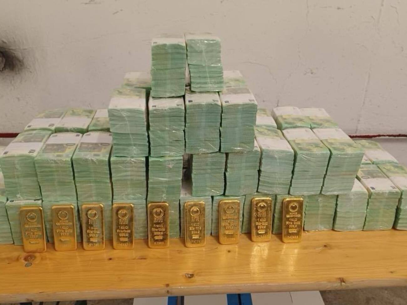 Угорщина повернула Україні гроші й золото "Ощадбанку"