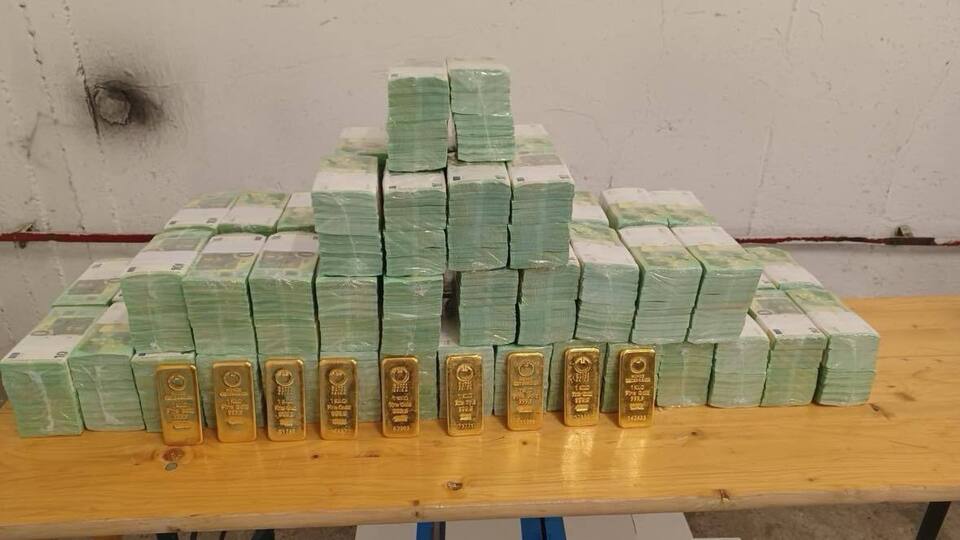 Угорщина повернула Україні гроші й золото "Ощадбанку"