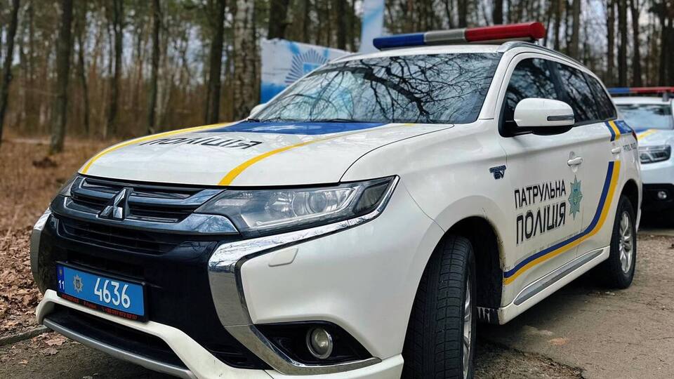 На Волыни водитель Mercedes во время побега сбил патрульного, полиция применила оружие. Подробности инцидента