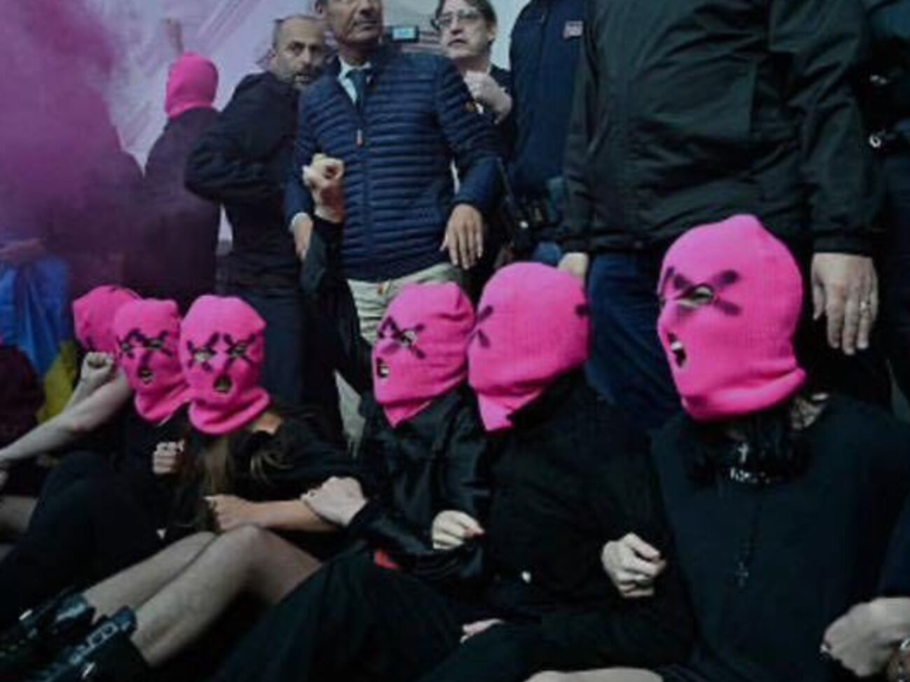 "Россия убивает". Активистки Femen топлес заблокировали российский павильон в Венеции