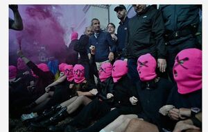 "Росія вбиває". Активістки Femen топлес заблокували російський павільйон у Венеції