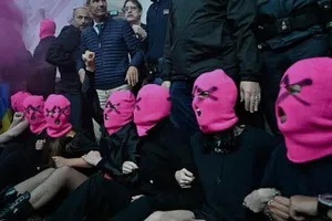 "Россия убивает". Активистки Femen топлес заблокировали российский павильон в Венеции