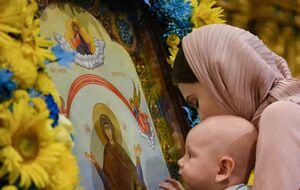 Зачем целовать иконы в церкви. Священники рассказали, почему без этого можно обойтись