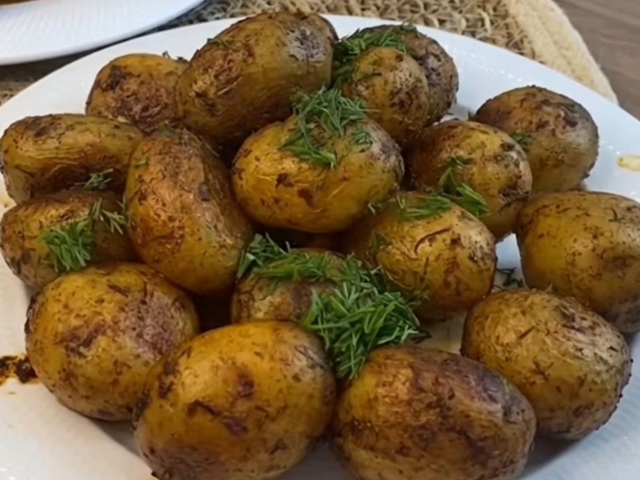 Помыли, приправили  – и в духовку. Картофель получается таким вкусным, что можно проглотить язык 