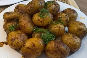 Помыли, приправили – и в духовку. Картофель получается таким вкусным, что можно проглотить язык