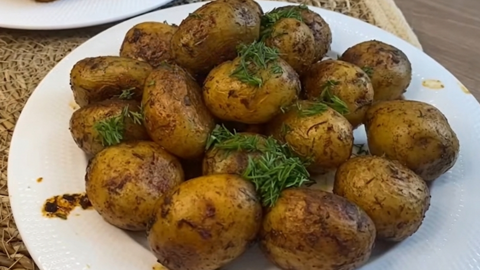 Помыли, приправили – и в духовку. Картофель получается таким вкусным, что можно проглотить язык