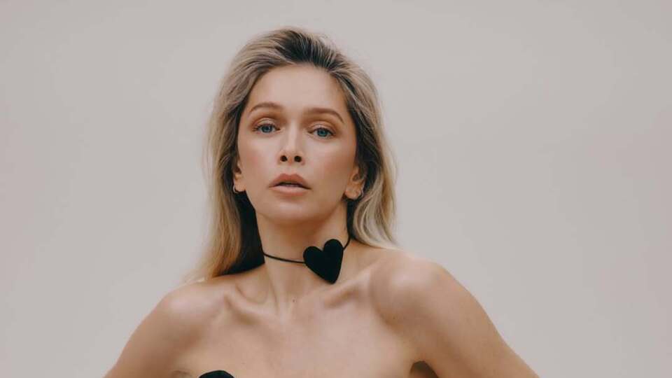 "Каждый раз – шедевр", "Нереально красивая". Брежнева снялась на побережье океана