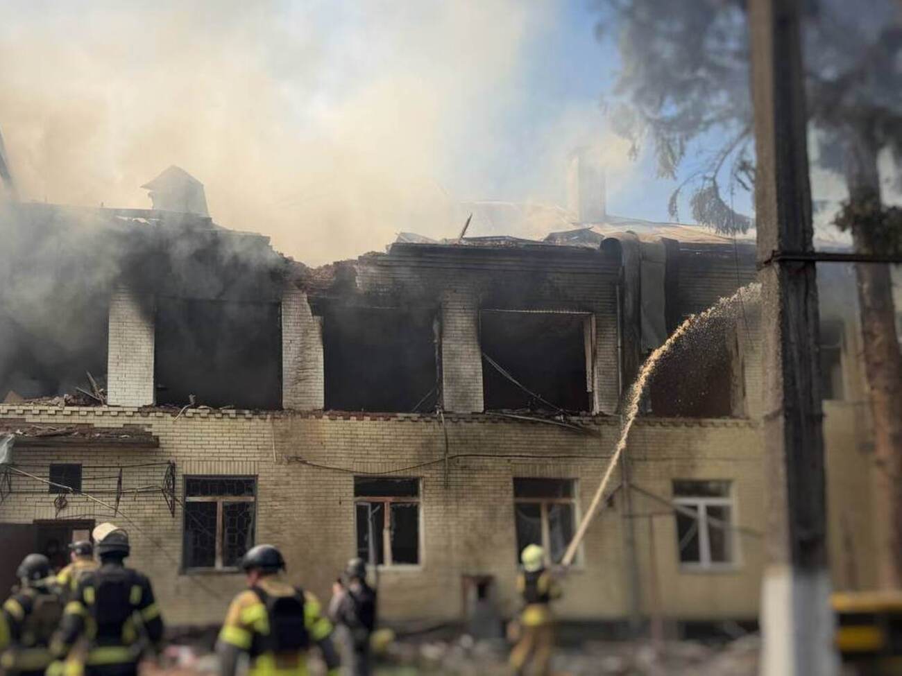 У Сумах два дрони влучили у будівлю дитячого садка. Відео