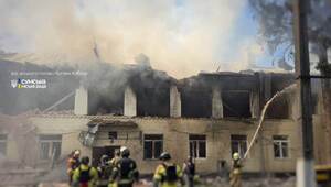 У Сумах два дрони влучили в будівлю дитячого садка. Відео
