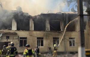 В Сумах два дрона попали в здание детского сада. Видео