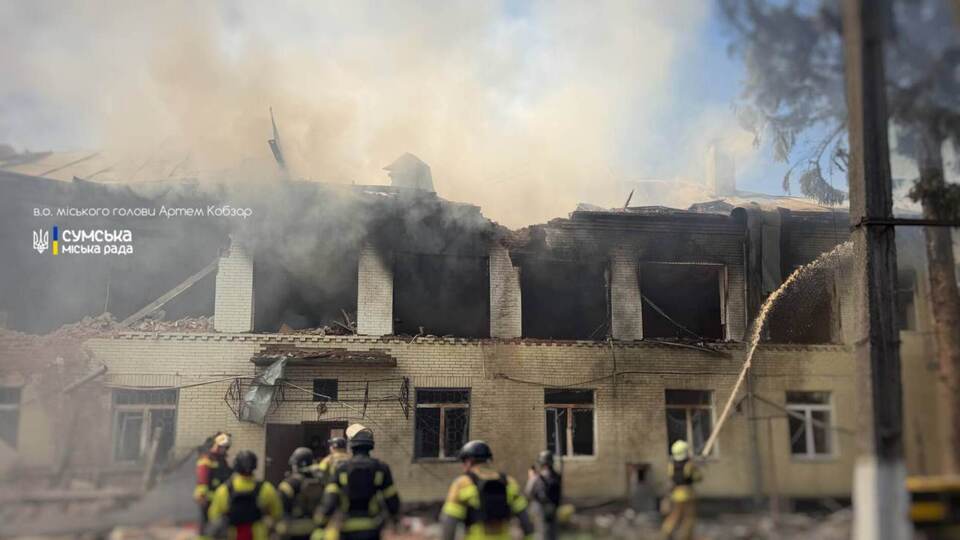 В Сумах два дрона попали в здание детского сада. Видео
