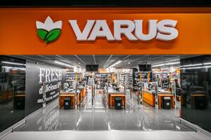 У Дніпрі під удар РФ потрапив склад VARUS. Є жертви й поранені. Фото