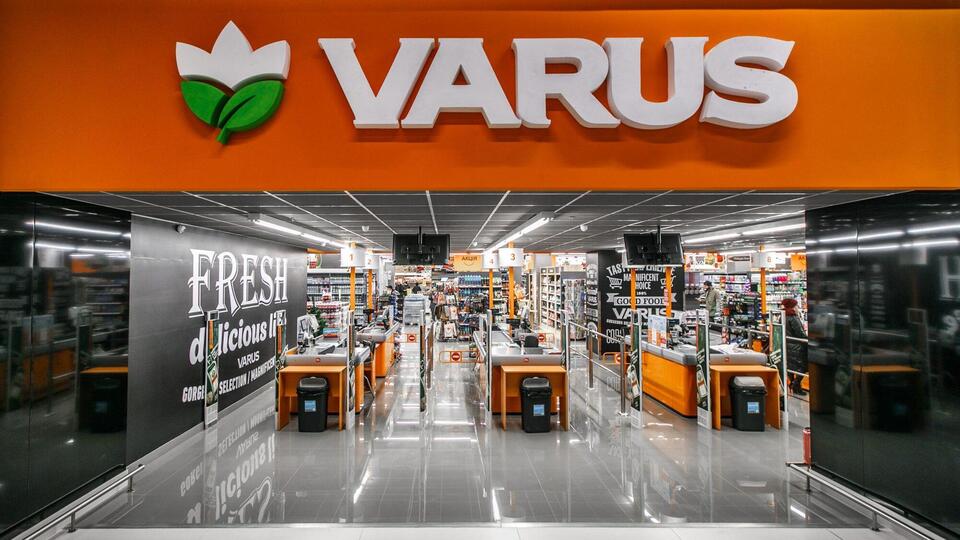 У Дніпрі під удар РФ потрапив склад VARUS. Є жертви й поранені. Фото