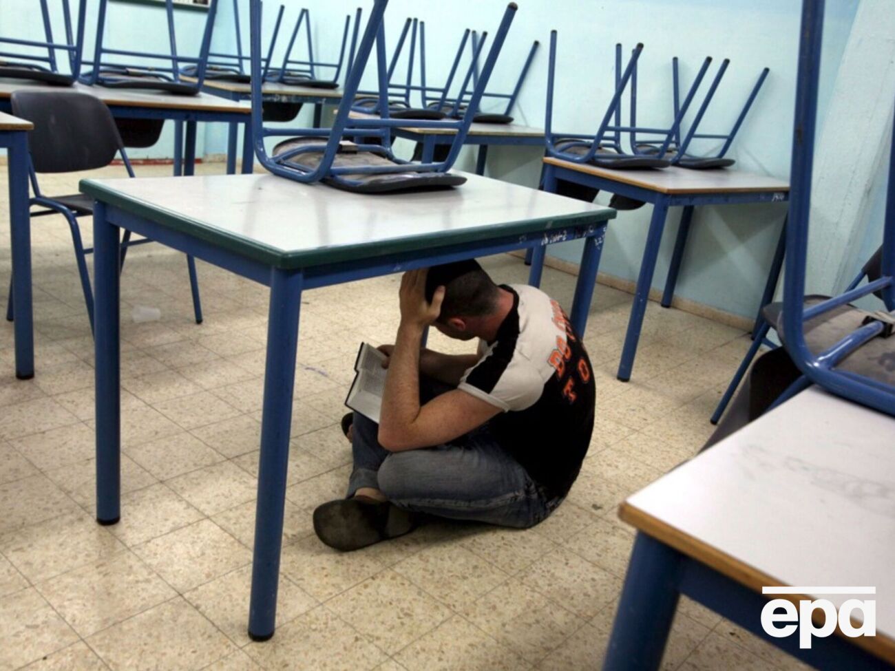 У Сінгапурі дозволили хлопців-школярів бити палицею за булінг. Дівчат каратимуть інакше 