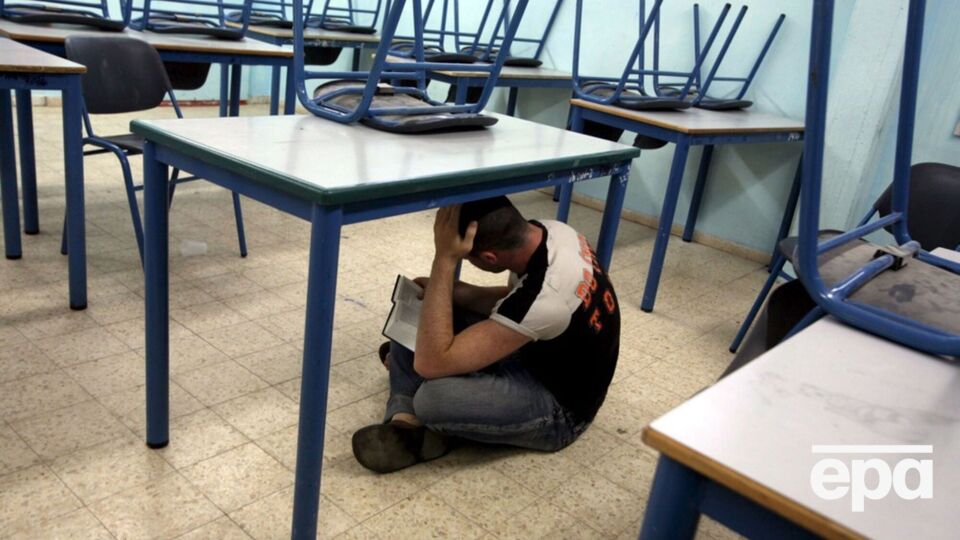 В Сингапуре разрешили мальчиков-школьников бить палкой за буллинг. Девочек будут наказывать иначе