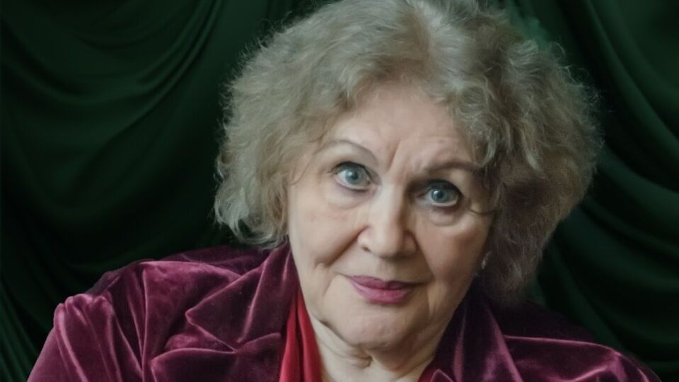 Чи був у Ліни Костенко роман із Василем Симоненком. Поетеса емоційно відреагувала на чутки