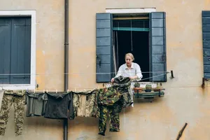 На балконі будинку біля Венеційської бієнале з'явилася справжня форма бійців "Азову". Фото