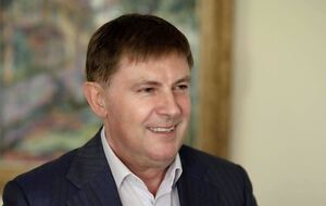 Было бы здорово, если б Зеленский сейчас вышел и сказал: "Да уже проводите вы этот парад. Разрешаю"