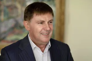 Було б гарно, якби Зеленський зараз вийшов і сказав: "Та вже проводьте ви той парад. Дозволяю"