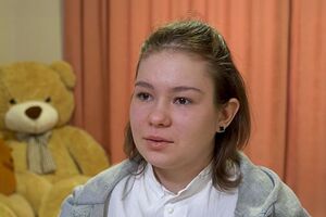 "Я втратила все: дім, тата, друзів." Історія Марії з Херсона, яка вижила після артилерійського обстрілу, увійшла до музею "Голоси Мирних"