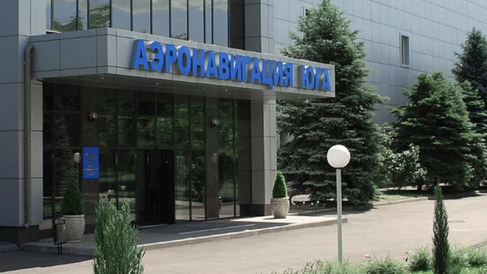 У Росії зупинило роботу 13 аеропортів через влучання в будівлю аеронавігації