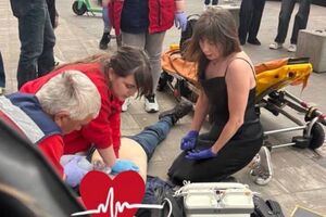 У Києві біля метро помер чоловік. У "РеаніМетро" заявили, що в підземці відмовилися дати дефібрилятор