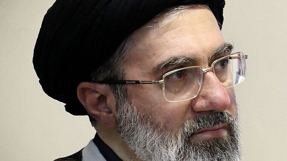 СМИ выяснили, как лидер Ирана Хаменеи управляет страной после ранения